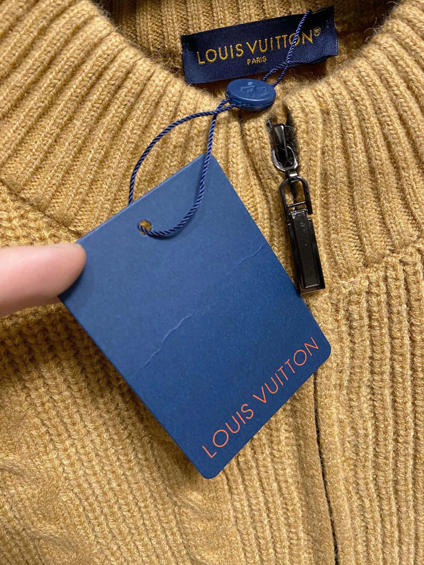 🅿️560 【LV Louis Vuitton】Autumn and winter classic cardigan sweater, in full condition! ! ! Wool blended fabric, the latest model in 2025, golden ratio! ! Slim-fitting soft gold, versatile and practical item, the combination and practicality are extremely powerful, simple and elegant, and classy! To create your own style, it is highly recommended to buy it in two colors. The standard slim fit tailoring process is suitable for both young and old men. It is knitted from wool and will not cause any discomfort! While keeping warm, it is stylish, textured and wearable, and the classic logo with contrasting colors on the chest feels in place! ! Recommended for regular customers! ! Size M-3XL (maximum wear: 190 pounds)
